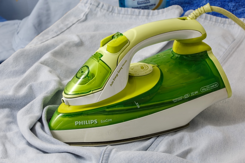 pressing-OLLIOULES-min_ironing-403074